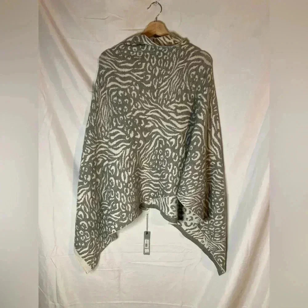 Poncho style piece that buttons in the front Arianna animal print NWT - Picture 5 of 7